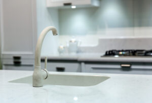 חידוש כיור מטבח: איך להפוך כיור ישן ומוכתם לחדש