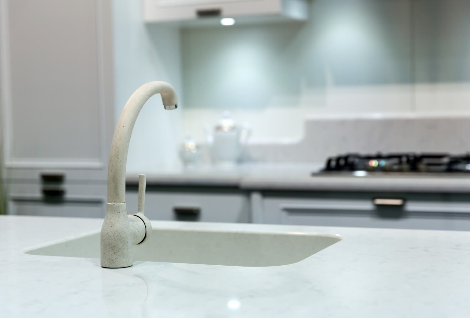 חידוש כיור מטבח: איך להפוך כיור ישן ומוכתם לחדש (בלי לפרק את השיש)